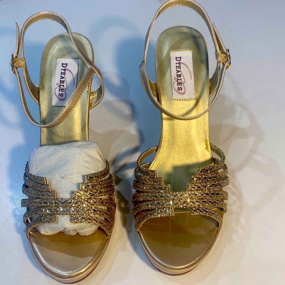 Gorgeous Strappy Gold Sandals 3 1/2” heel, Size 8.5